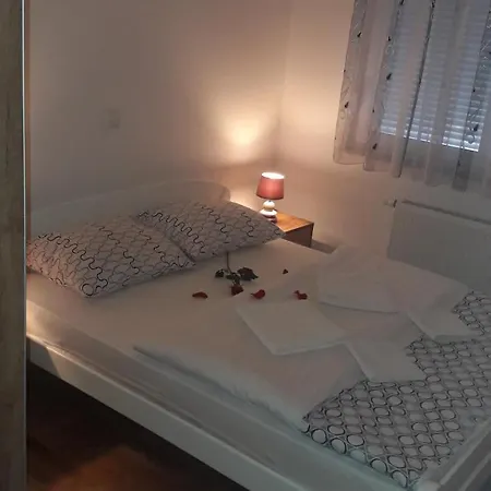 Apartment Kaca 3 *